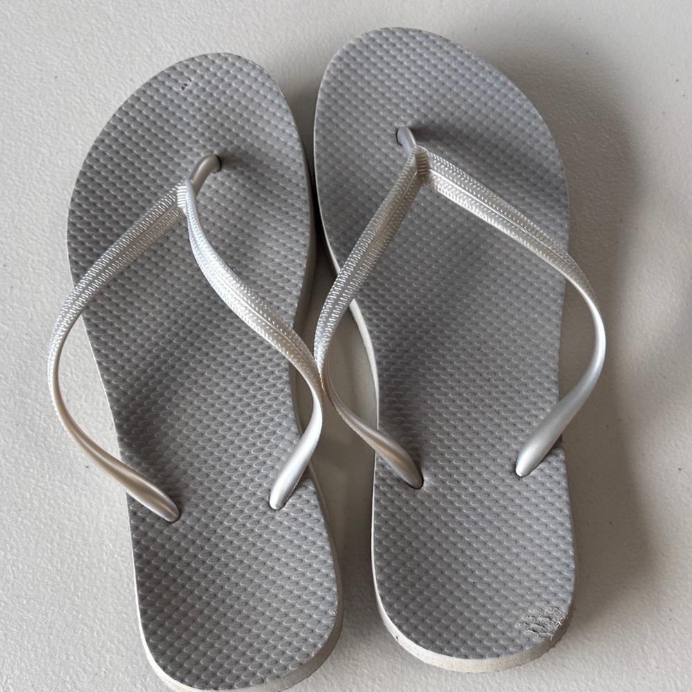 Old Navy Women's Silver-Gray Flip Flop Sandals
